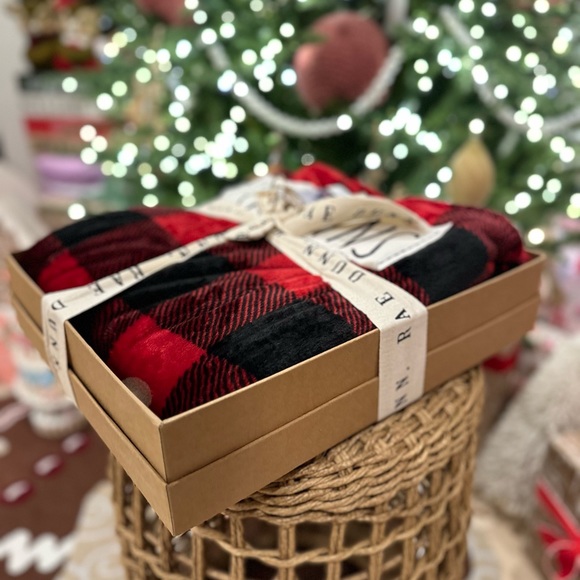 Rae Dunn Buffalo plaid blanket SNUGGLE boxed gift throw - Picture 5 of 11